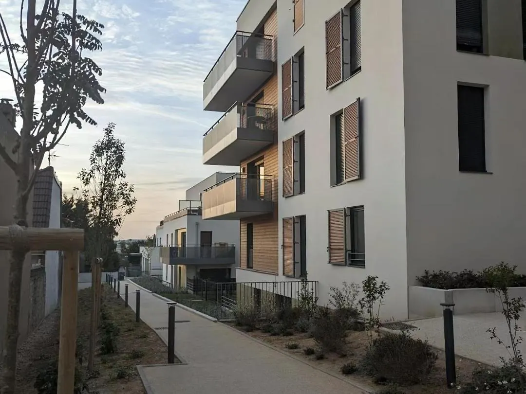 Apartment Neuf T2 40M2 Tout Equipe,Parking,Paris 20' Orly 15' Wifi Netflix Metro 14 Cachan
