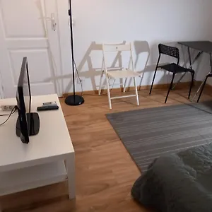 3 Hebergements - Au 1er Etage 1 2 Pieces Et Au 2eme Etage 2 Hebergements D'une Chacun- Dans Pavillon Au Pied Du Rer B A 5 Minutes De Paris Et 30 Mn Stade De France Cachan